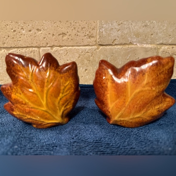 Vintage Autumn Maple Leaf Ceramic Salt and Pepper Shakers. - Picture 1 of 3